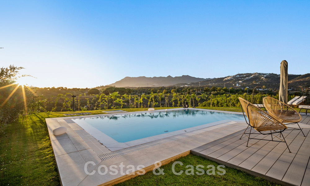Spacieuse villa de luxe à vendre, conçue dans un style architectural moderne, avec vue sur le golf et la mer, dans un complexe de golf fermé situé à l'est du centre de Marbella 47326