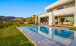 Spacieuse villa de luxe à vendre, conçue dans un style architectural moderne, avec vue sur le golf et la mer, dans un complexe de golf fermé situé à l'est du centre de Marbella 47327 