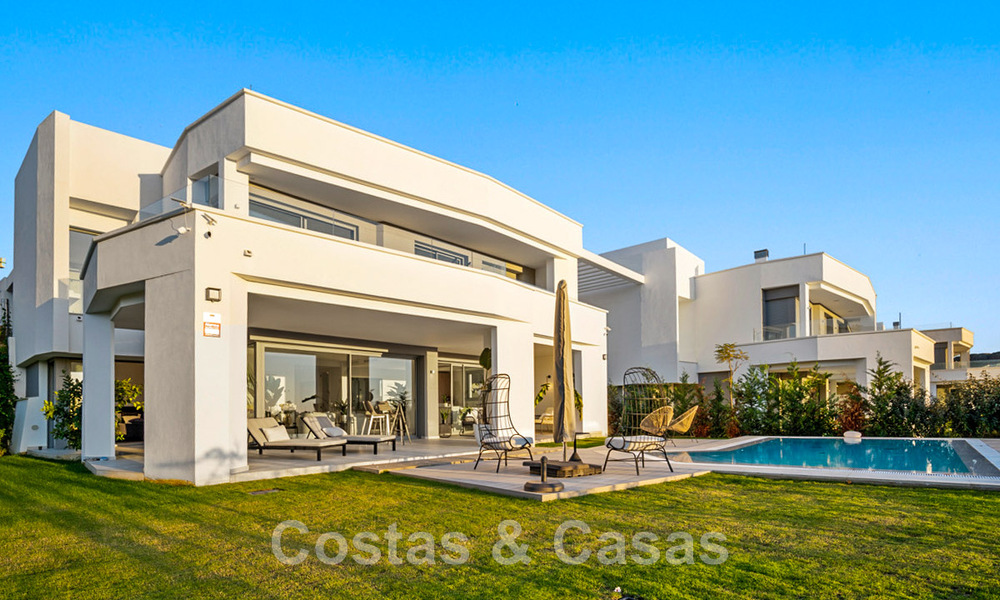 Spacieuse villa de luxe à vendre, conçue dans un style architectural moderne, avec vue sur le golf et la mer, dans un complexe de golf fermé situé à l'est du centre de Marbella 47328