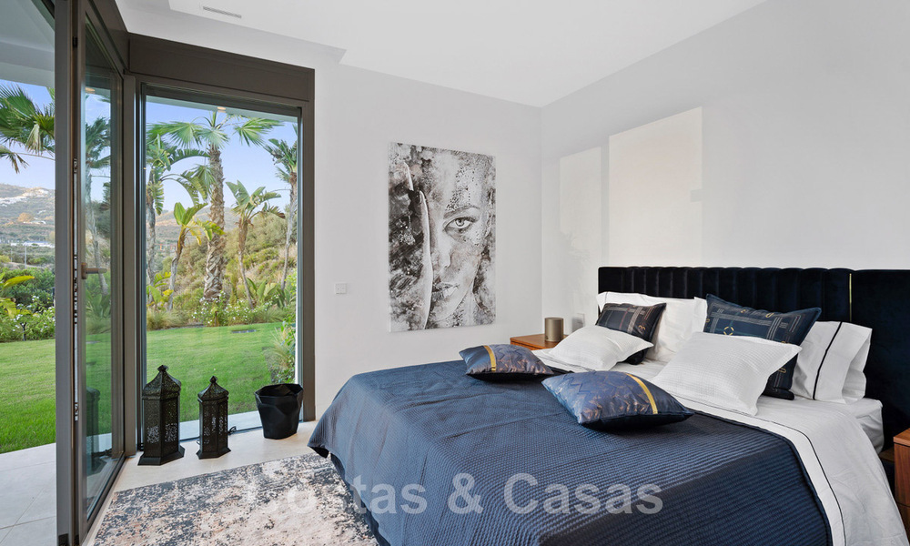 Spacieuse villa de luxe à vendre, conçue dans un style architectural moderne, avec vue sur le golf et la mer, dans un complexe de golf fermé situé à l'est du centre de Marbella 47329