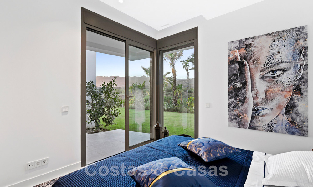 Spacieuse villa de luxe à vendre, conçue dans un style architectural moderne, avec vue sur le golf et la mer, dans un complexe de golf fermé situé à l'est du centre de Marbella 47330