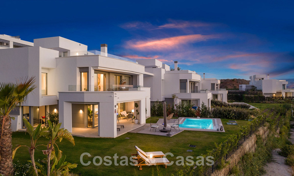 Spacieuse villa de luxe à vendre, conçue dans un style architectural moderne, avec vue sur le golf et la mer, dans un complexe de golf fermé situé à l'est du centre de Marbella 47332