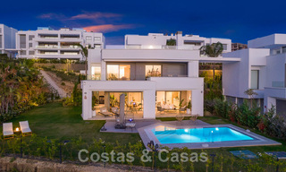 Spacieuse villa de luxe à vendre, conçue dans un style architectural moderne, avec vue sur le golf et la mer, dans un complexe de golf fermé situé à l'est du centre de Marbella 47333 