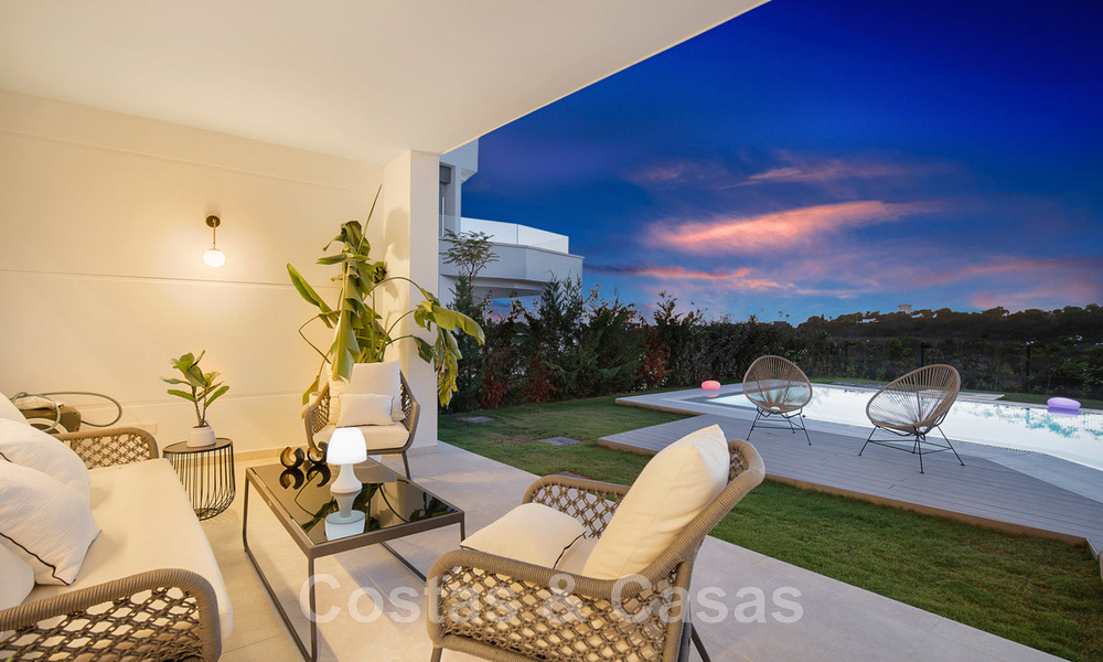 Spacieuse villa de luxe à vendre, conçue dans un style architectural moderne, avec vue sur le golf et la mer, dans un complexe de golf fermé situé à l'est du centre de Marbella 47335