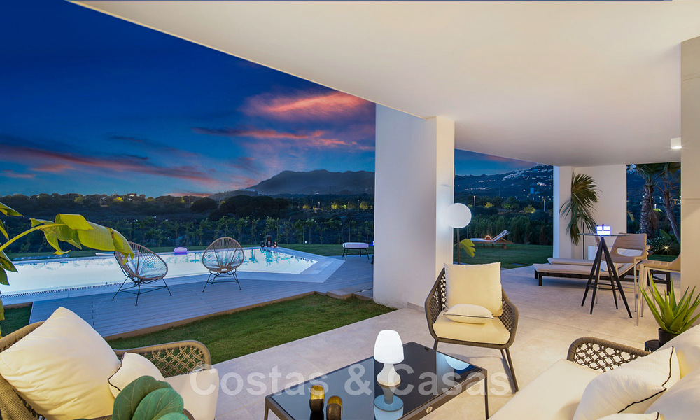 Spacieuse villa de luxe à vendre, conçue dans un style architectural moderne, avec vue sur le golf et la mer, dans un complexe de golf fermé situé à l'est du centre de Marbella 47336