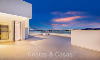 Spacieuse villa de luxe à vendre, conçue dans un style architectural moderne, avec vue sur le golf et la mer, dans un complexe de golf fermé situé à l'est du centre de Marbella 47338 