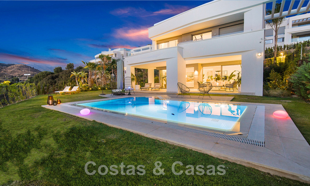 Spacieuse villa de luxe à vendre, conçue dans un style architectural moderne, avec vue sur le golf et la mer, dans un complexe de golf fermé situé à l'est du centre de Marbella 47339