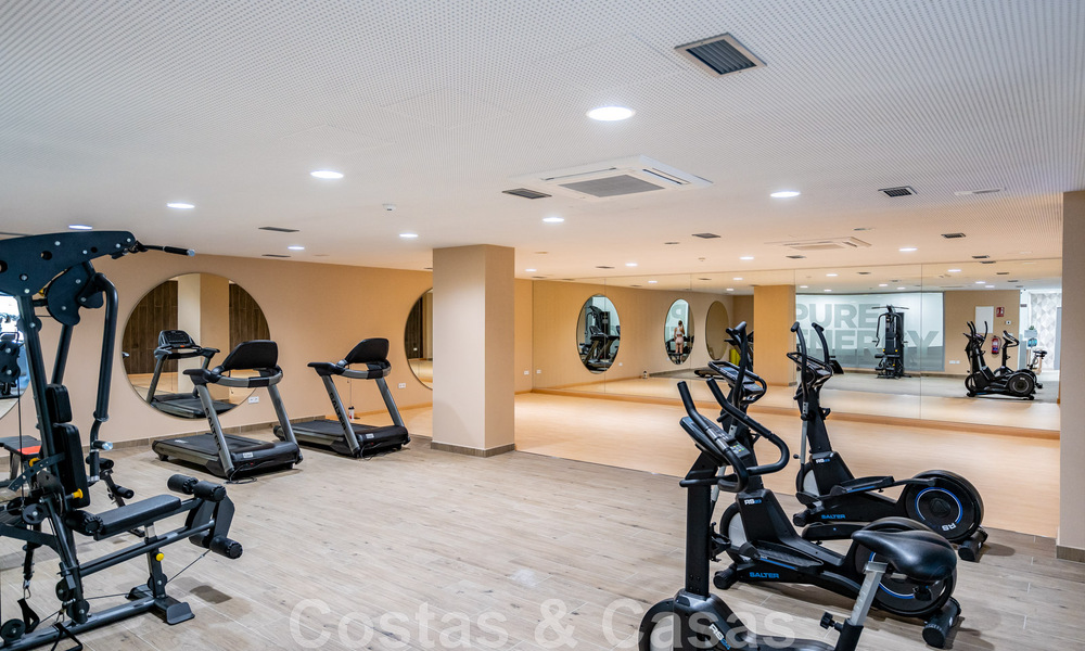 Appartement contemporain à vendre avec jardin privé sur le très convoité New Golden Mile, entre Marbella et Estepona 47170