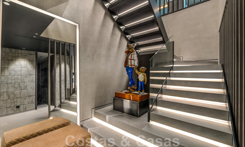 Villa moderne à vendre, prête à être emménagée, décorée par Tom Ford, avec vue panoramique sur la mer, proche de toutes les commodités, au cœur de Nueva Andalucia, Marbella 47221