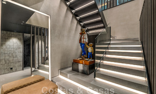Villa moderne à vendre, prête à être emménagée, décorée par Tom Ford, avec vue panoramique sur la mer, proche de toutes les commodités, au cœur de Nueva Andalucia, Marbella 47221 