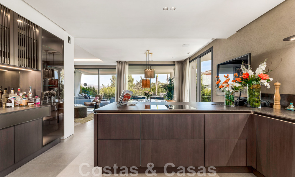Villa moderne à vendre, prête à être emménagée, décorée par Tom Ford, avec vue panoramique sur la mer, proche de toutes les commodités, au cœur de Nueva Andalucia, Marbella 47233