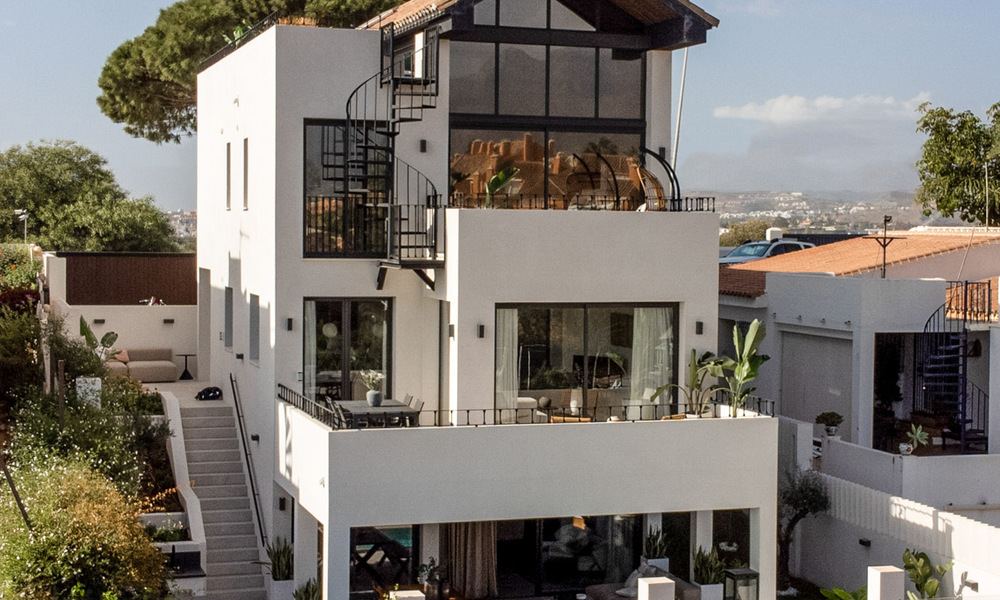 Nouvelle! Villa unique à vendre, avec des espaces extérieurs accueillants et des vues panoramiques à Nueva Andalucia, Marbella 47567