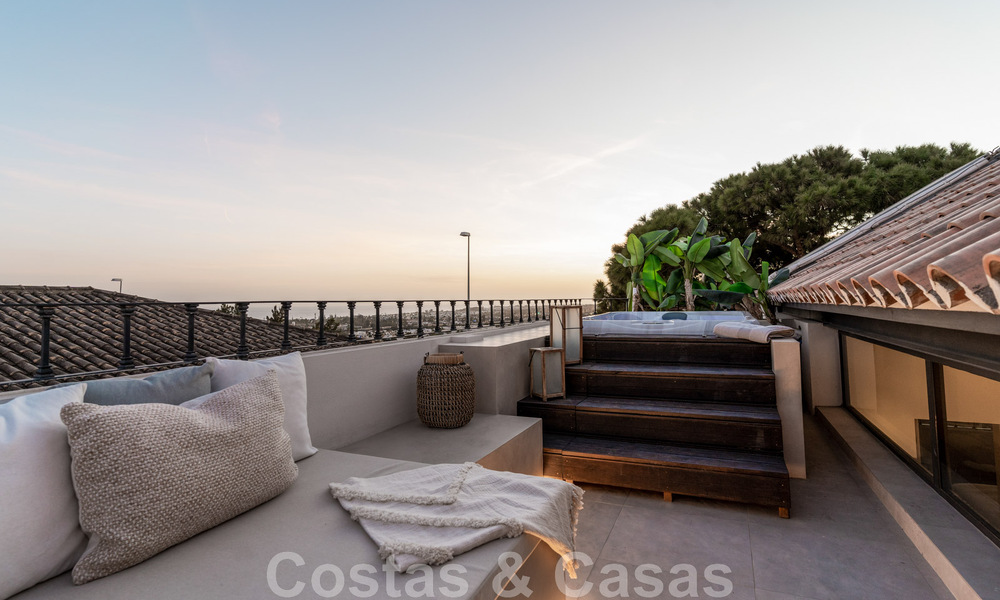 Nouvelle! Villa unique à vendre, avec des espaces extérieurs accueillants et des vues panoramiques à Nueva Andalucia, Marbella 47572