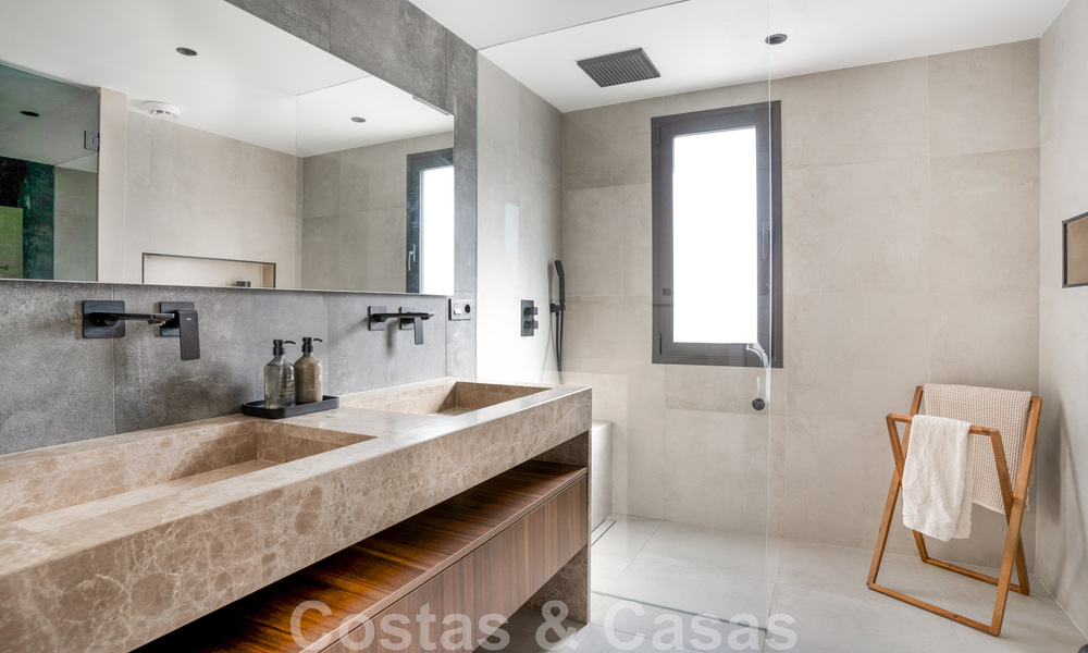 Nouvelle! Villa unique à vendre, avec des espaces extérieurs accueillants et des vues panoramiques à Nueva Andalucia, Marbella 47573