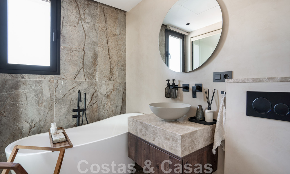 Nouvelle! Villa unique à vendre, avec des espaces extérieurs accueillants et des vues panoramiques à Nueva Andalucia, Marbella 47578