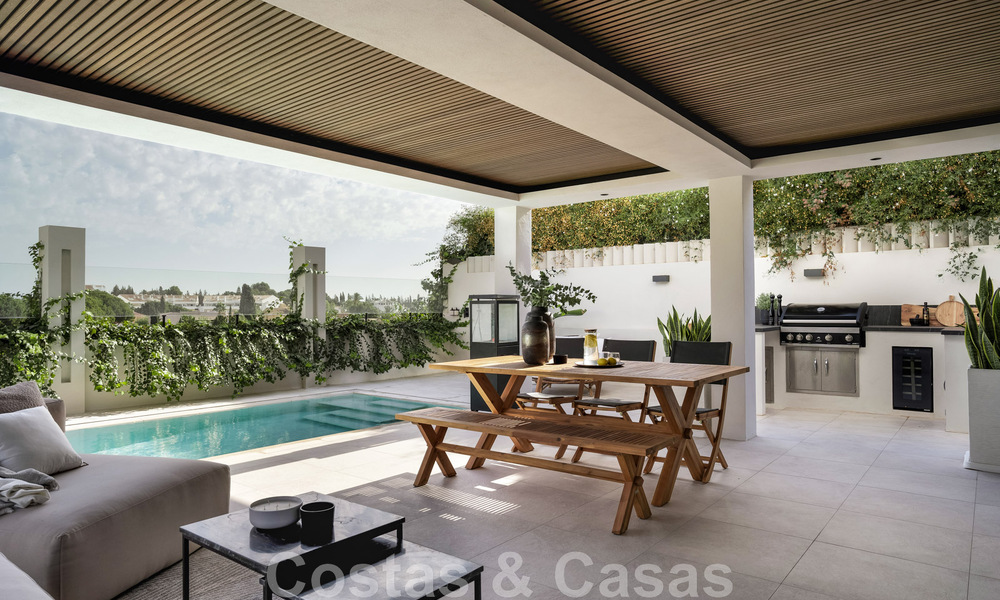 Nouvelle! Villa unique à vendre, avec des espaces extérieurs accueillants et des vues panoramiques à Nueva Andalucia, Marbella 47586