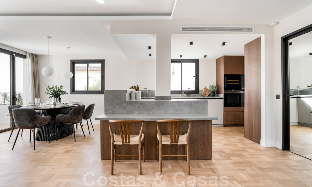 Nouvelle! Villa unique à vendre, avec des espaces extérieurs accueillants et des vues panoramiques à Nueva Andalucia, Marbella 47590