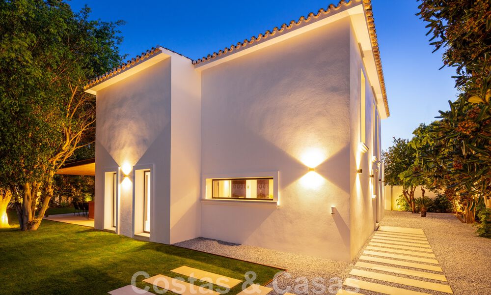 Villa de charme sophistiquée, prête à être emménagée, à vendre à distance de marche du très recherché Puerto Banus et de la plage de San Pedro, à Marbella 47398