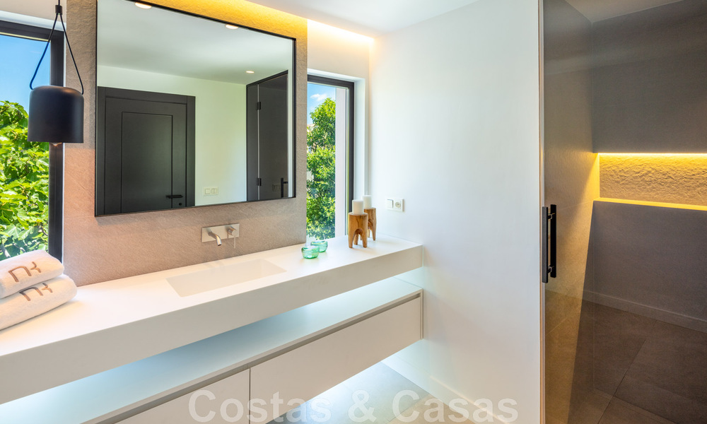 Villa de charme sophistiquée, prête à être emménagée, à vendre à distance de marche du très recherché Puerto Banus et de la plage de San Pedro, à Marbella 47400