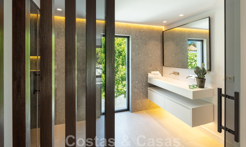 Villa de charme sophistiquée, prête à être emménagée, à vendre à distance de marche du très recherché Puerto Banus et de la plage de San Pedro, à Marbella 47403