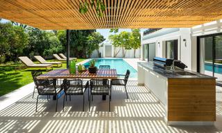 Villa de charme sophistiquée, prête à être emménagée, à vendre à distance de marche du très recherché Puerto Banus et de la plage de San Pedro, à Marbella 47410 