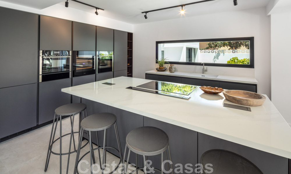 Villa de charme sophistiquée, prête à être emménagée, à vendre à distance de marche du très recherché Puerto Banus et de la plage de San Pedro, à Marbella 47415