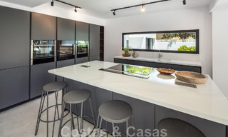 Villa de charme sophistiquée, prête à être emménagée, à vendre à distance de marche du très recherché Puerto Banus et de la plage de San Pedro, à Marbella 47415 