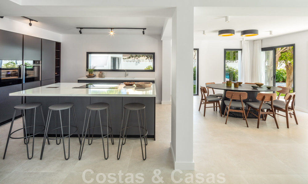 Villa de charme sophistiquée, prête à être emménagée, à vendre à distance de marche du très recherché Puerto Banus et de la plage de San Pedro, à Marbella 47416