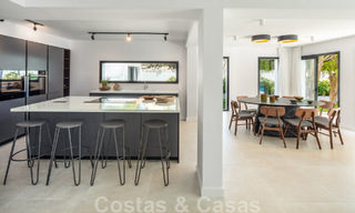 Villa de charme sophistiquée, prête à être emménagée, à vendre à distance de marche du très recherché Puerto Banus et de la plage de San Pedro, à Marbella 47416 