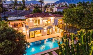 Villa de charme sophistiquée, prête à être emménagée, à vendre à distance de marche du très recherché Puerto Banus et de la plage de San Pedro, à Marbella 47418 