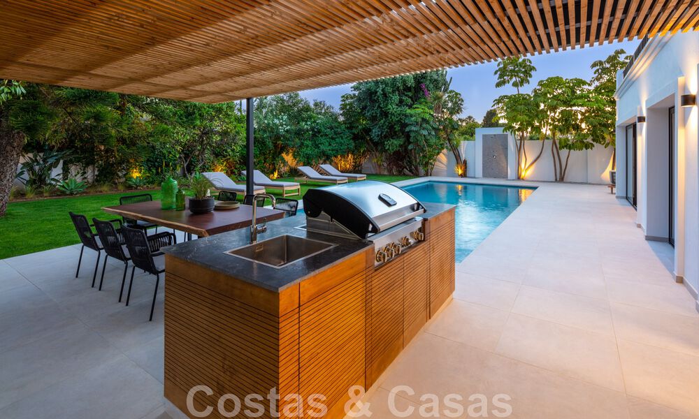 Villa de charme sophistiquée, prête à être emménagée, à vendre à distance de marche du très recherché Puerto Banus et de la plage de San Pedro, à Marbella 47419