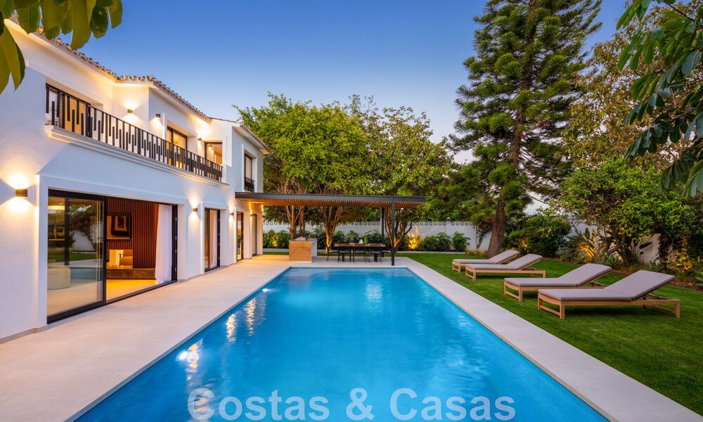 Villa de charme sophistiquée, prête à être emménagée, à vendre à distance de marche du très recherché Puerto Banus et de la plage de San Pedro, à Marbella 47420