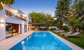Villa de charme sophistiquée, prête à être emménagée, à vendre à distance de marche du très recherché Puerto Banus et de la plage de San Pedro, à Marbella 47420 