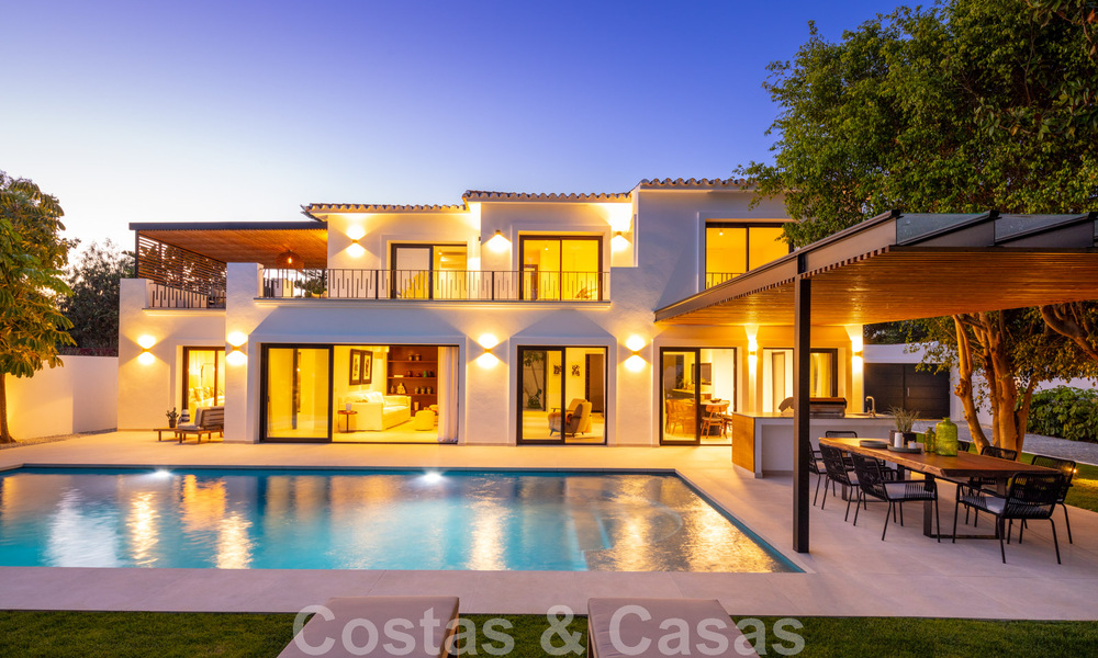 Villa de charme sophistiquée, prête à être emménagée, à vendre à distance de marche du très recherché Puerto Banus et de la plage de San Pedro, à Marbella 47422