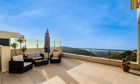 Penthouse moderne de 3 chambres à vendre, orienté sud avec vue sur la mer, dans les collines de Los Monteros, à l'est de Marbella 47423