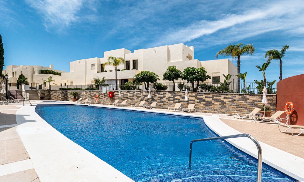 Penthouse moderne de 3 chambres à vendre, orienté sud avec vue sur la mer, dans les collines de Los Monteros, à l'est de Marbella 47427