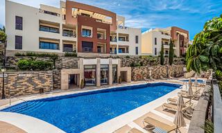 Penthouse moderne de 3 chambres à vendre, orienté sud avec vue sur la mer, dans les collines de Los Monteros, à l'est de Marbella 47428 