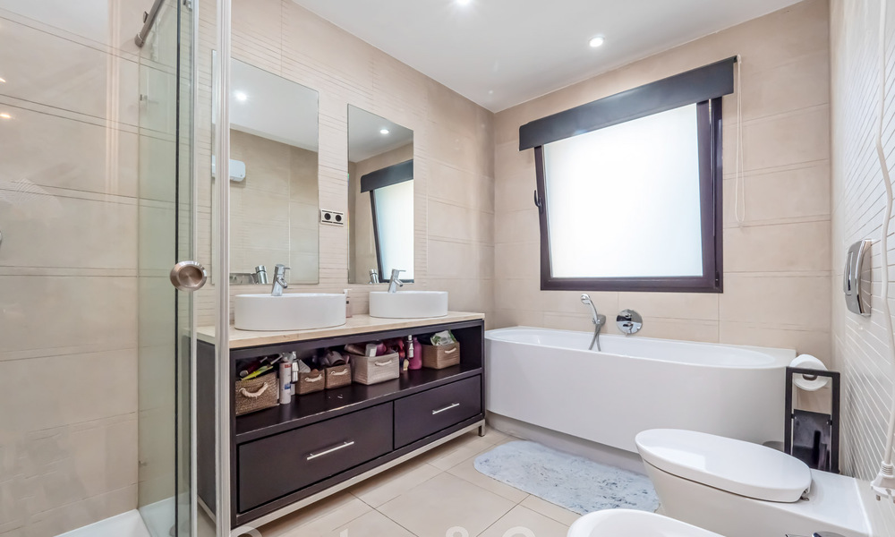 Penthouse moderne de 3 chambres à vendre, orienté sud avec vue sur la mer, dans les collines de Los Monteros, à l'est de Marbella 47434