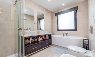 Penthouse moderne de 3 chambres à vendre, orienté sud avec vue sur la mer, dans les collines de Los Monteros, à l'est de Marbella 47434 