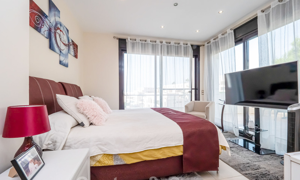 Penthouse moderne de 3 chambres à vendre, orienté sud avec vue sur la mer, dans les collines de Los Monteros, à l'est de Marbella 47435