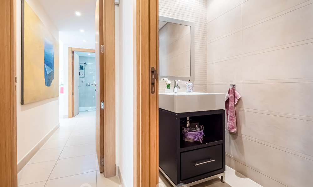 Penthouse moderne de 3 chambres à vendre, orienté sud avec vue sur la mer, dans les collines de Los Monteros, à l'est de Marbella 47439