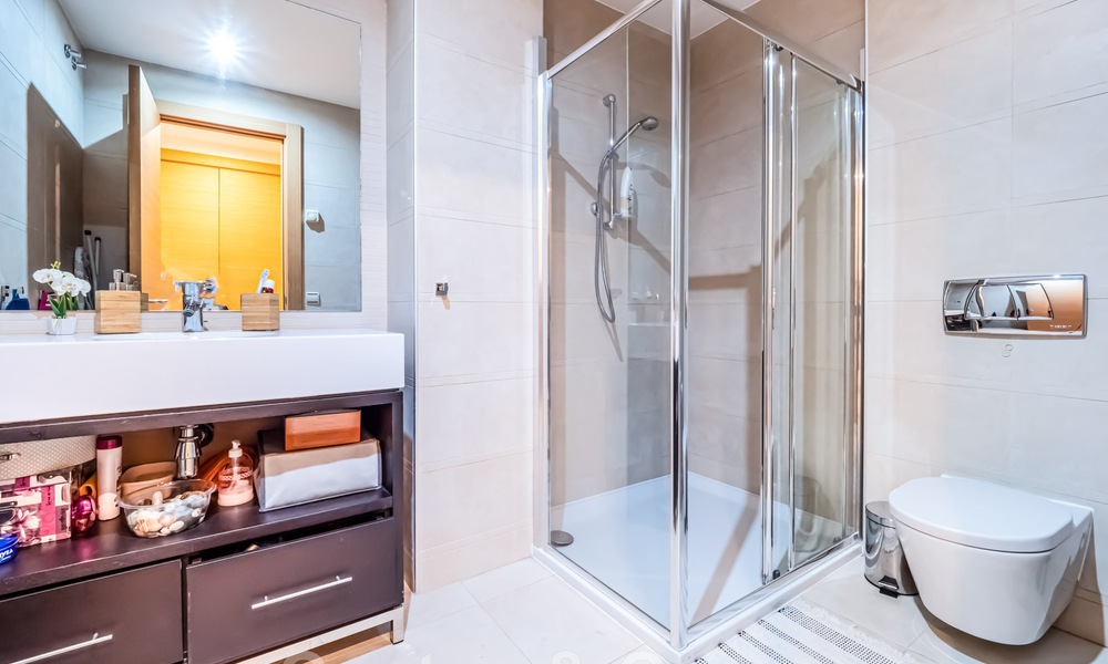 Penthouse moderne de 3 chambres à vendre, orienté sud avec vue sur la mer, dans les collines de Los Monteros, à l'est de Marbella 47440