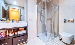 Penthouse moderne de 3 chambres à vendre, orienté sud avec vue sur la mer, dans les collines de Los Monteros, à l'est de Marbella 47440 