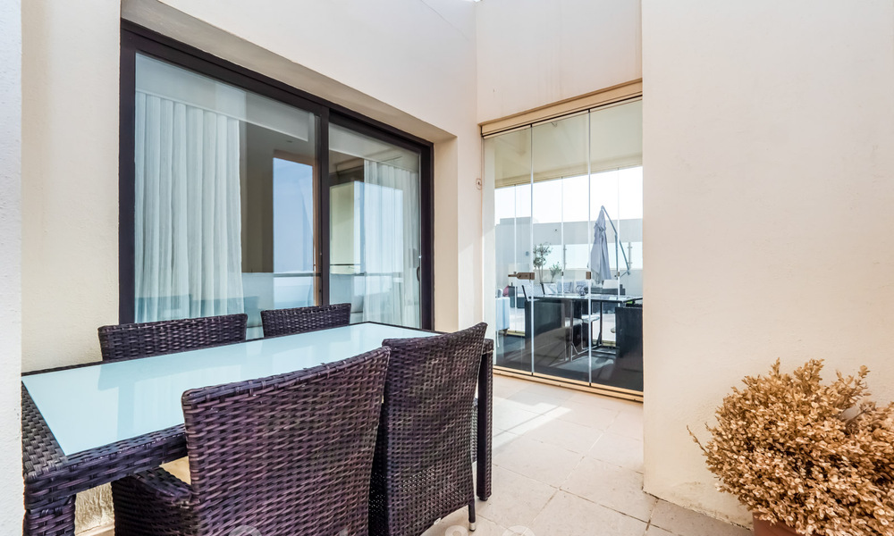 Penthouse moderne de 3 chambres à vendre, orienté sud avec vue sur la mer, dans les collines de Los Monteros, à l'est de Marbella 47443