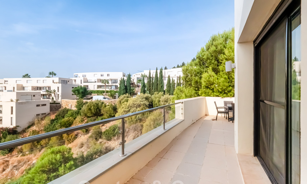 Penthouse moderne de 3 chambres à vendre, orienté sud avec vue sur la mer, dans les collines de Los Monteros, à l'est de Marbella 47445