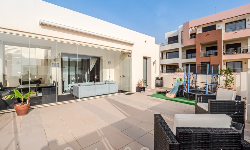 Penthouse moderne de 3 chambres à vendre, orienté sud avec vue sur la mer, dans les collines de Los Monteros, à l'est de Marbella 47447