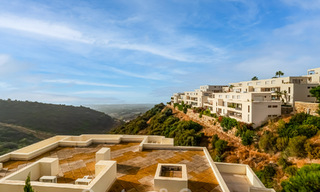 Penthouse moderne de 3 chambres à vendre, orienté sud avec vue sur la mer, dans les collines de Los Monteros, à l'est de Marbella 47455 