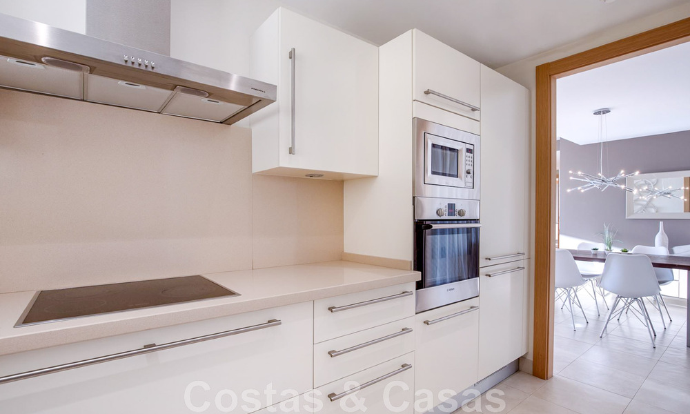 Appartement de luxe rénové à vendre, avec vue sur la mer, situé dans un complexe de luxe à Los Monteros, Marbella 47513