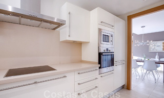 Appartement de luxe rénové à vendre, avec vue sur la mer, situé dans un complexe de luxe à Los Monteros, Marbella 47513 