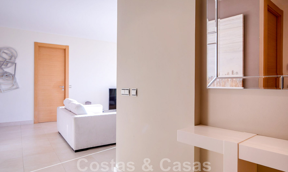 Appartement de luxe rénové à vendre, avec vue sur la mer, situé dans un complexe de luxe à Los Monteros, Marbella 47515